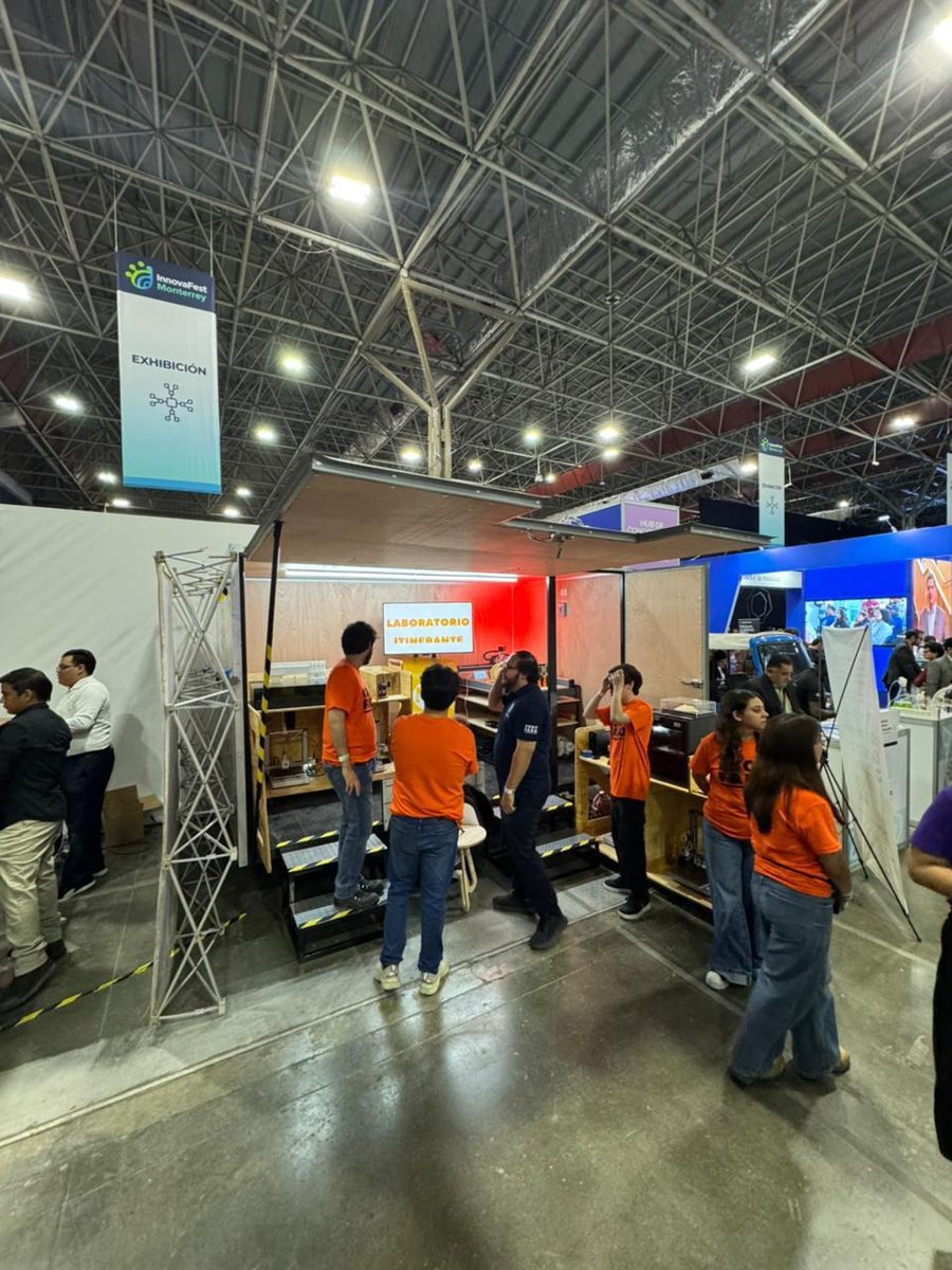 Equipo del Fab Lab Móvil en acción